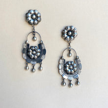 Load image into Gallery viewer, Buena Suerte Flower Earrings
